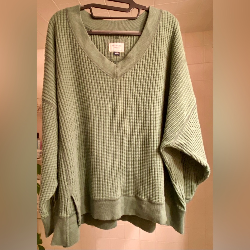 3/$50 NWOT Oversized American Eagle Outfitters cropped V-neck Sweater size Large